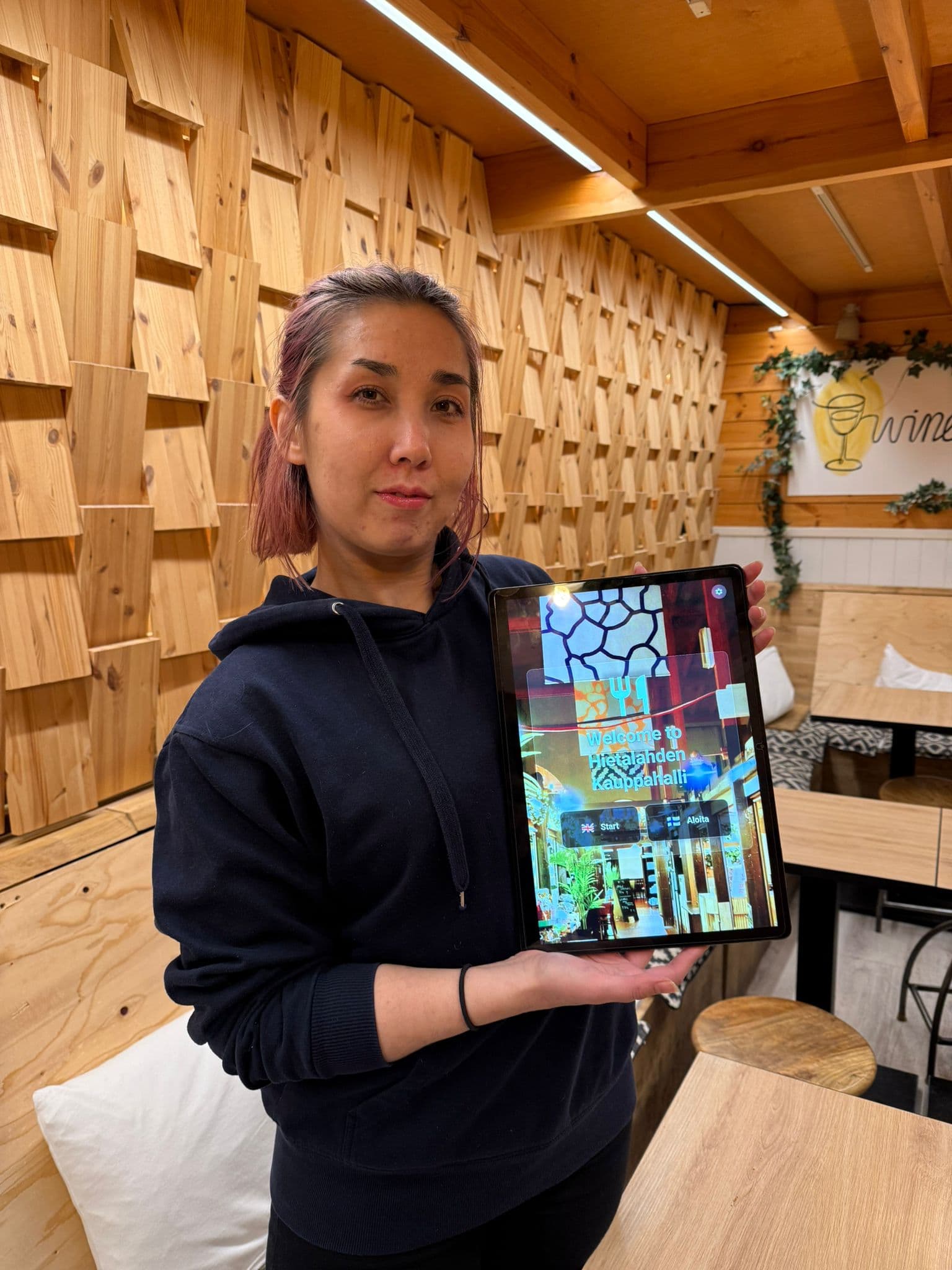 Restaurant owner using the Sciometa POS system on a tablet